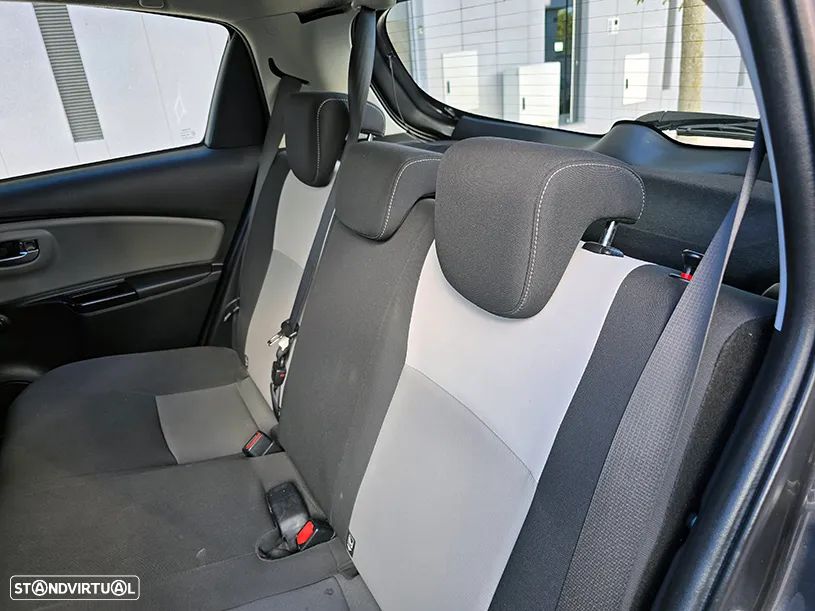 Toyota Yaris 1.5 HSD Exclusive+P.Luxury - 11