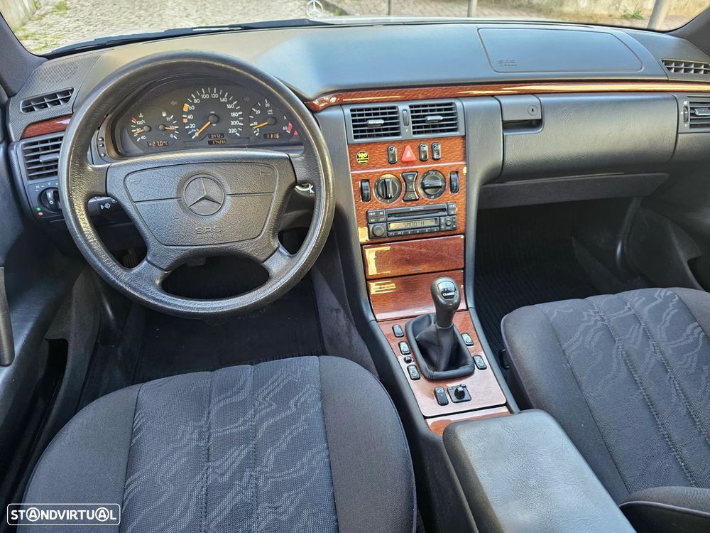 Mercedes-Benz E 220 D Classic - 5