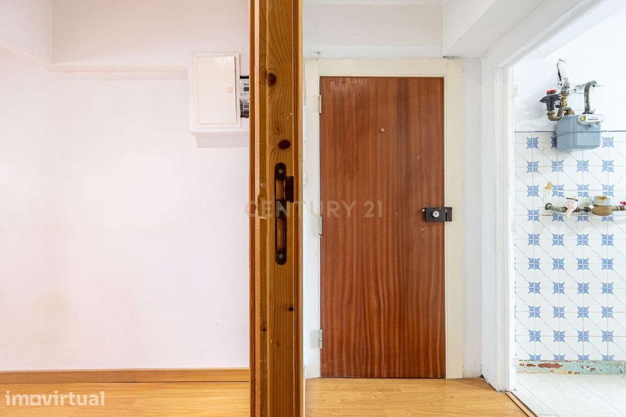 Apartamento com enorme potencial na prestigiada zona da Lapa / Estrela - Grande imagem: 3/23