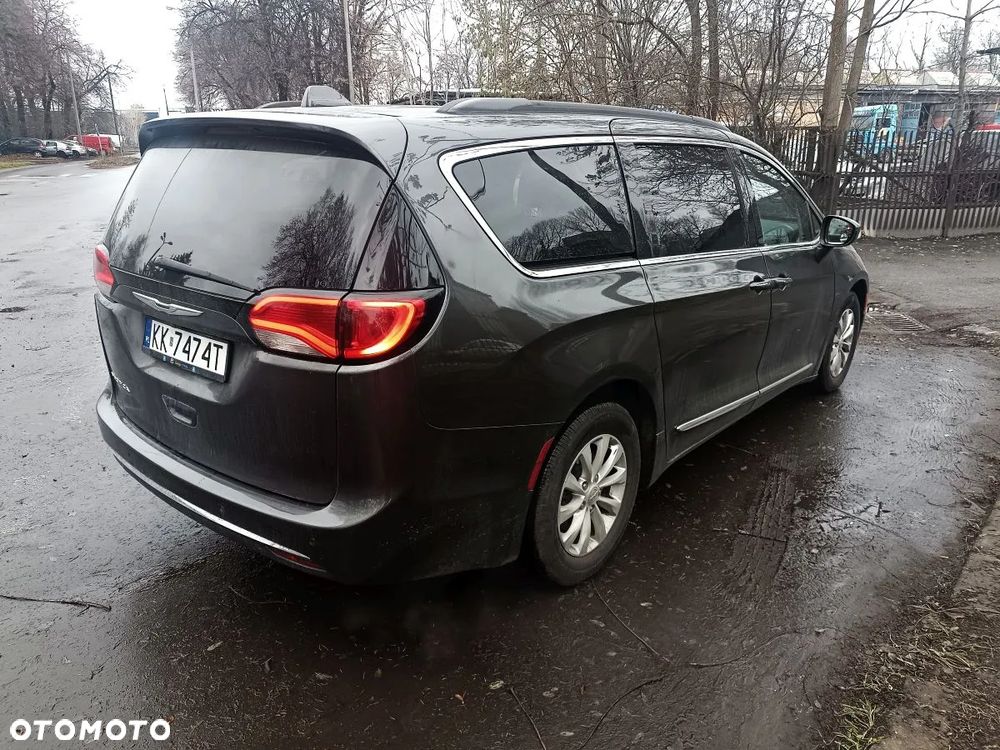 Chrysler Pacifica - 4