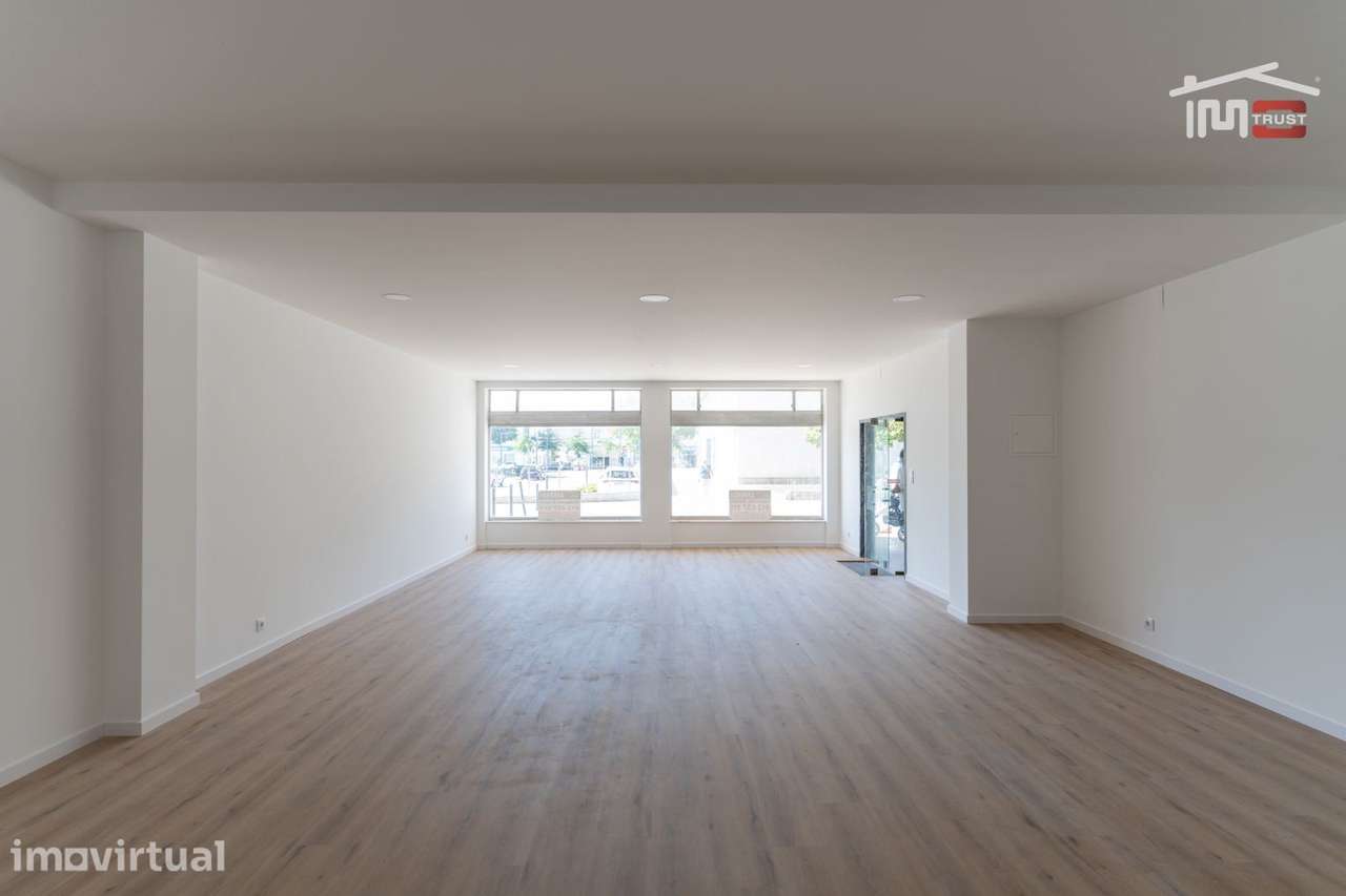 LOJA PARA COMERCIO TOTALMENTE REMODELADA JUNTO AO TRIBUNAL DE OUREM - Grande imagem: 4/10