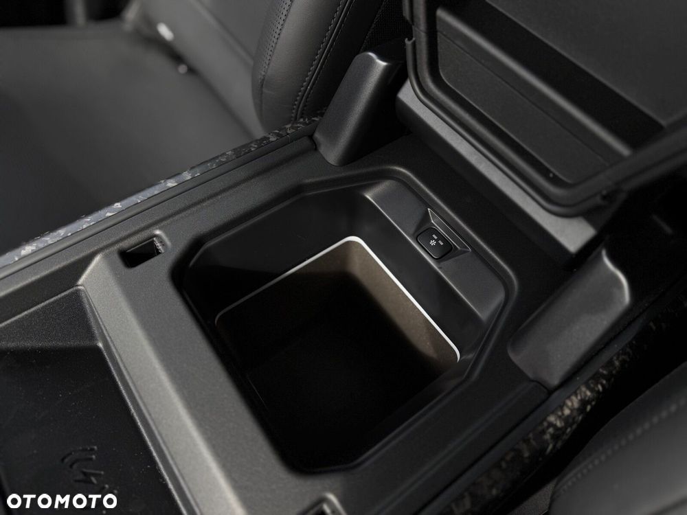 Land Rover Defender - 12