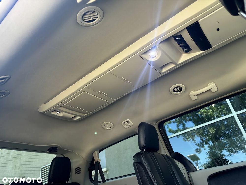 Chrysler Town & Country 3.6 Limited - 32