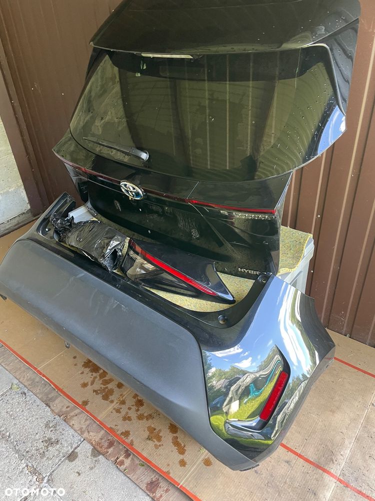 TOYOTA YARIS CROSS  TYLNA KLAPA BAGAŻNIKA ZDERZAK  KOLOR 209 - 1