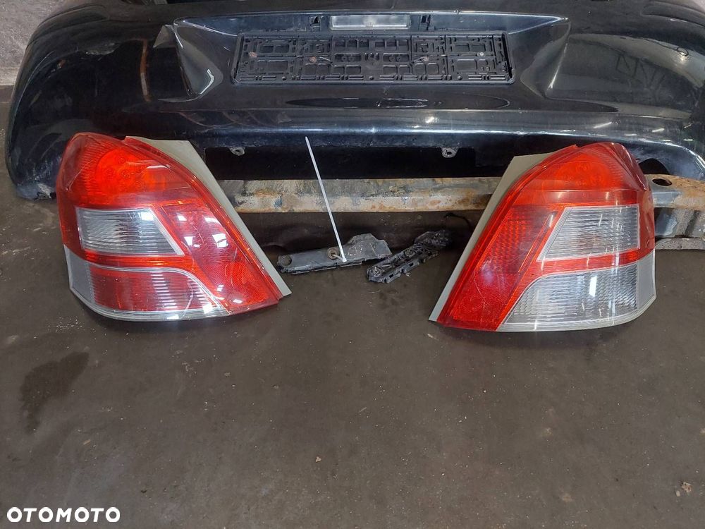 KOMPLETNY TYŁ KLAPA BAGAŻNIKA ZDERZAK TYŁ LAMPY TOYOTA YARIS II LIFT 209 - 2