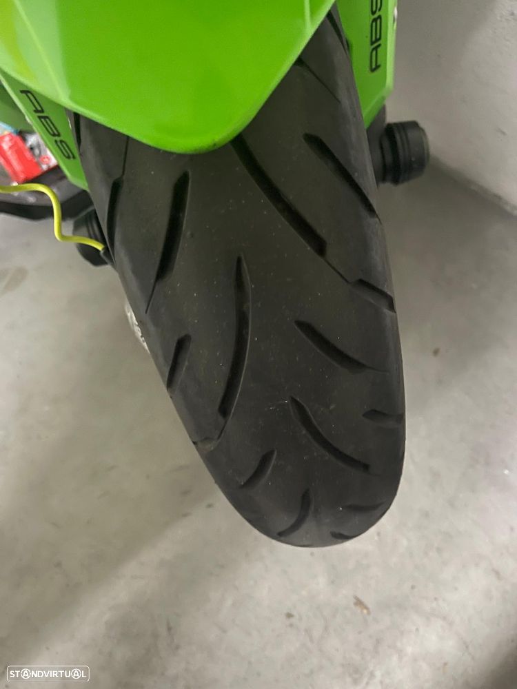 Kawasaki ZX 4RR - 23