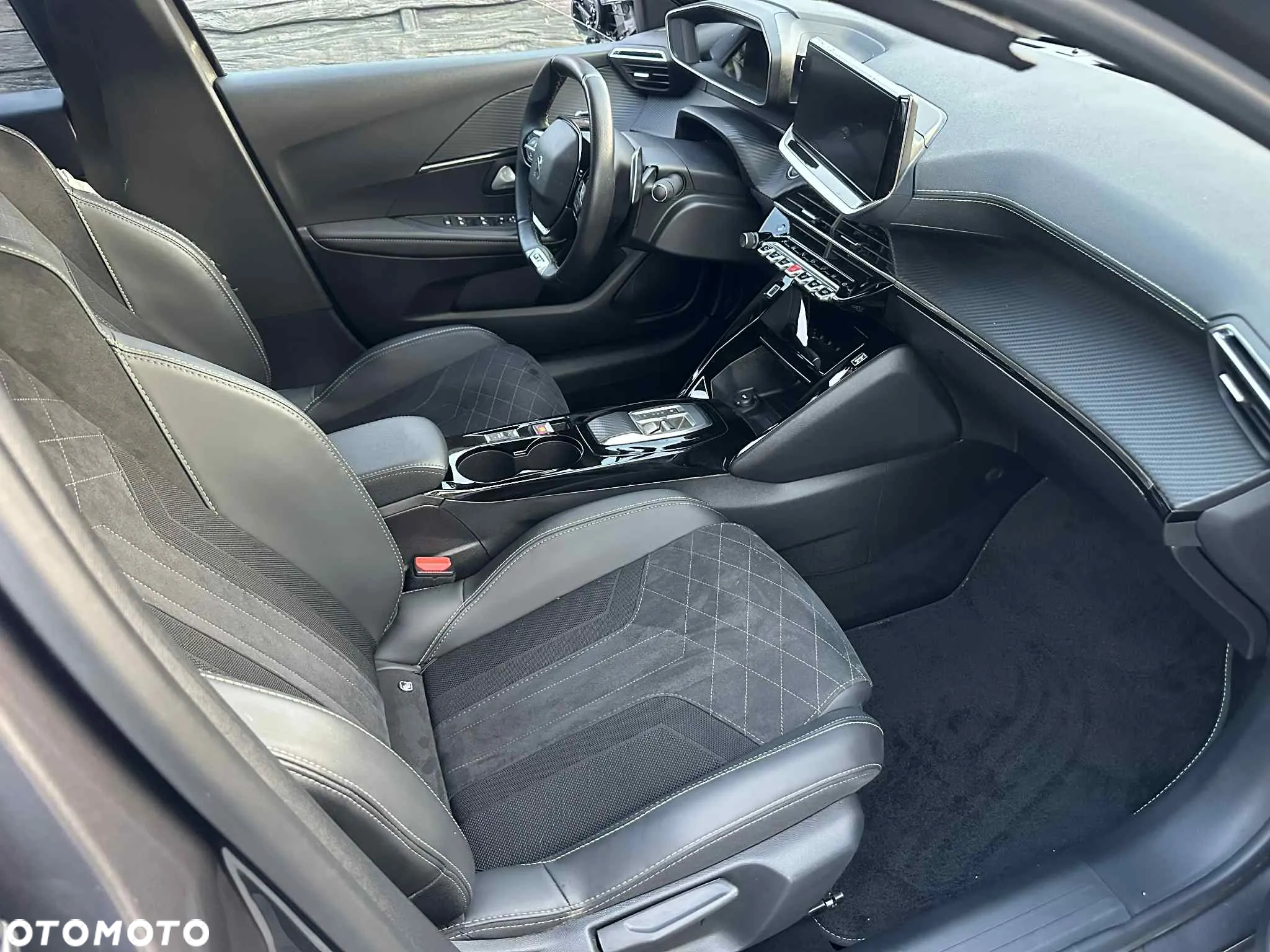 Peugeot 208 PureTech 100 EAT8 GT - 10