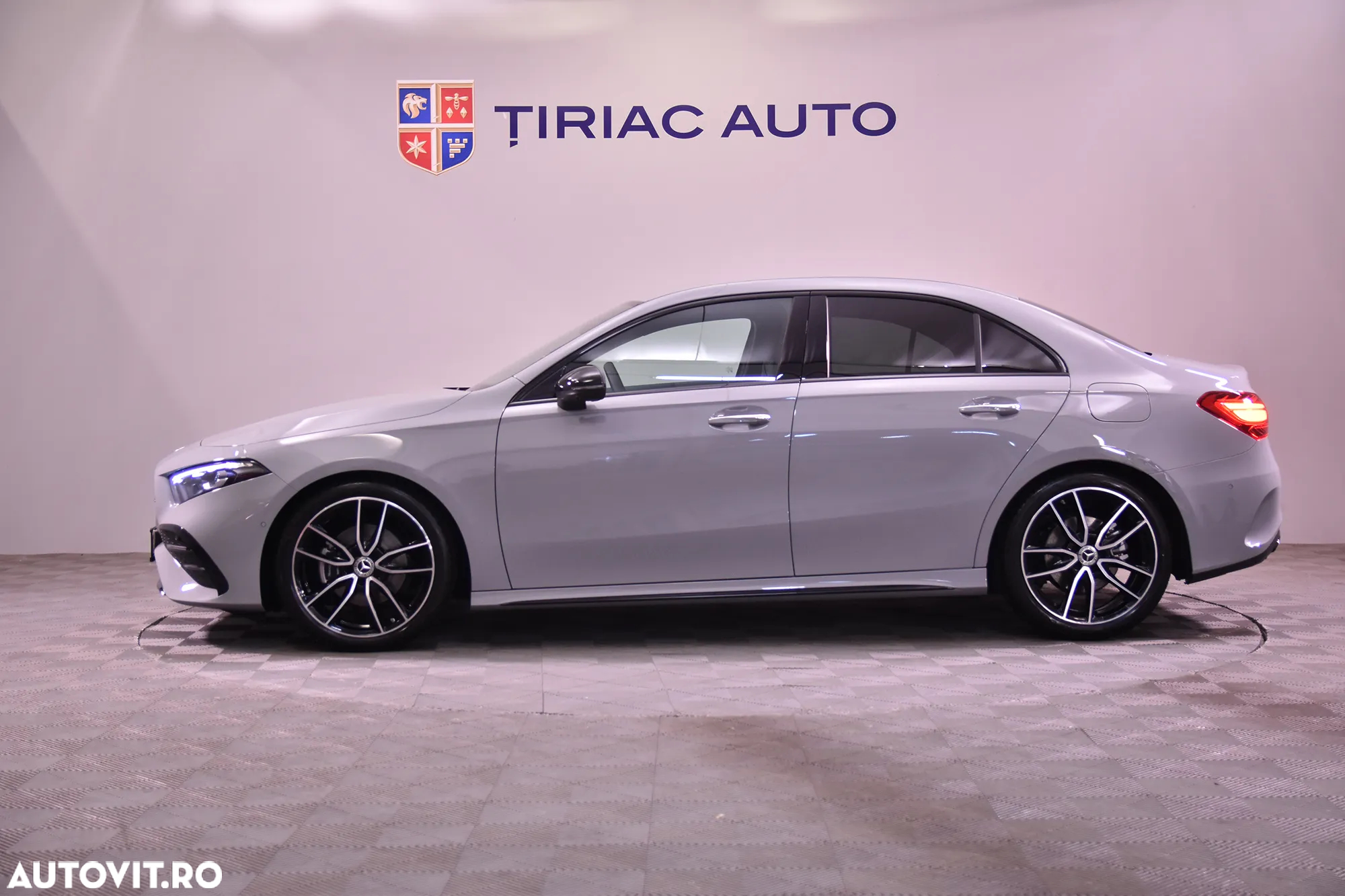 Mercedes-Benz A 200 MHEV 7G-DCT Sedan - 2