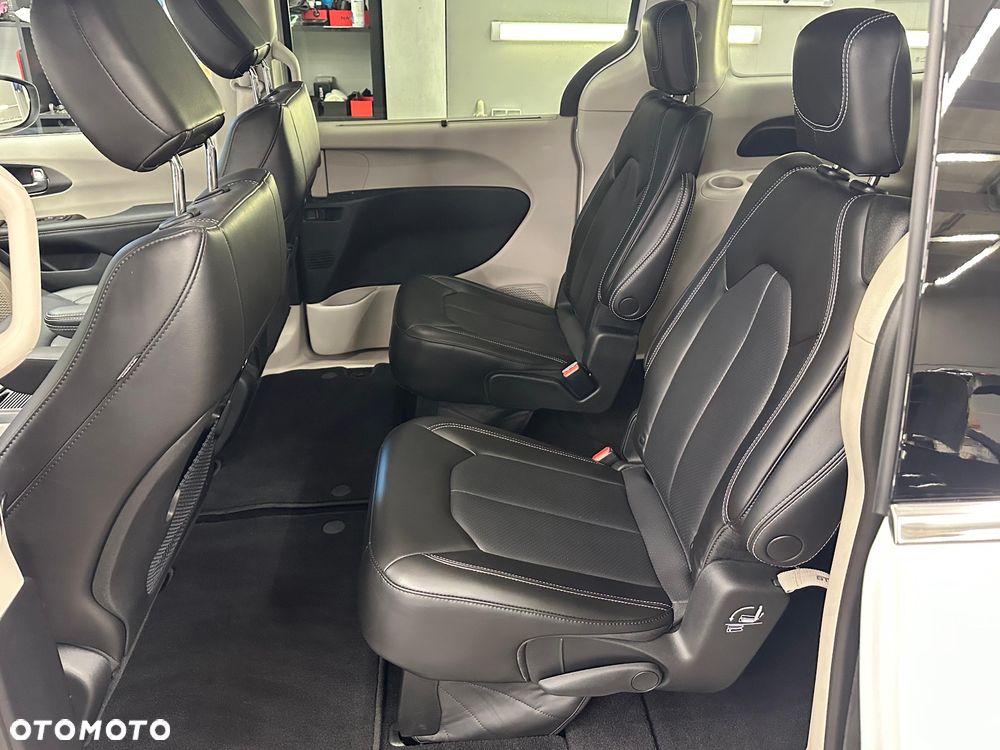 Chrysler Pacifica - 17