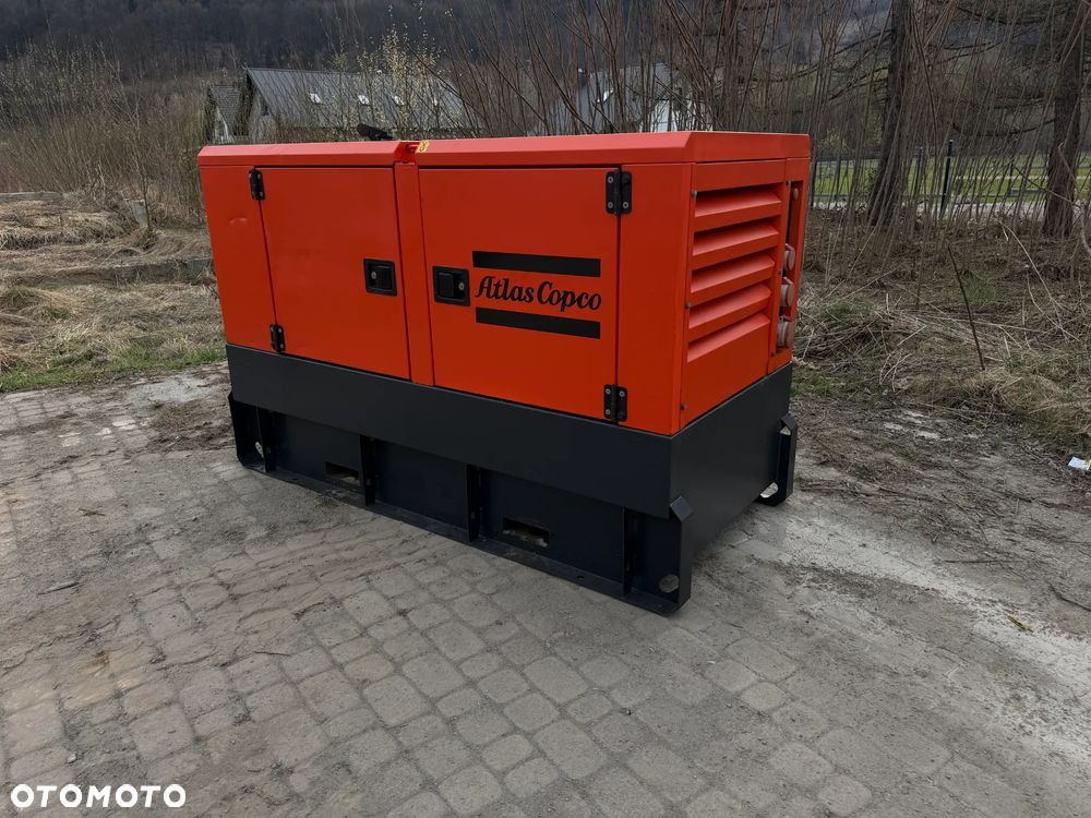 Atlas Copco QAS 40 Agregat Prądotwórczy Wyciszony GENERATOR 40 KW. JAK NOWY z Norwegii. Niski Przebieg. 2012r. 7900mtg Silnik KUBOTA 4 cylindry 85 km. Prądnica PARTNER Leroy-Somer. Maszyna działa wzorowo! Nie posiada ani deka zniszczeń! Pochodzi z Upadłośći Norweskiej. Okazja pełny ORYGINAŁ. Maszyna po serwisach w autoryzowanym oddziale. Agregat Gotowy do pracy!!  Odpala na dotyk Okazja
