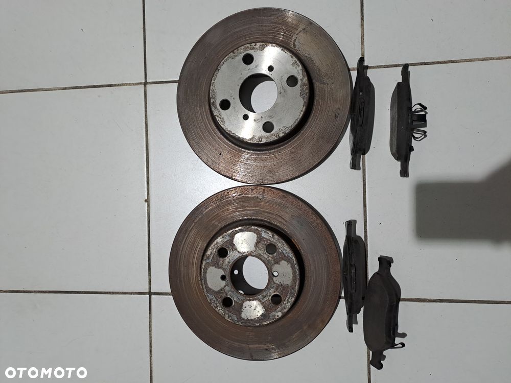 tarcze hamulcowe przód komplet Toyota Yaris II 2011 1.33 VVT-i - 1