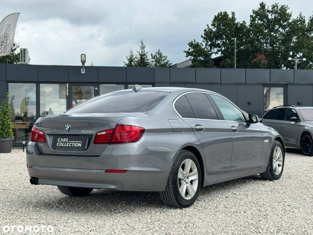 BMW Seria 5 528i xDrive Luxury Line - 4