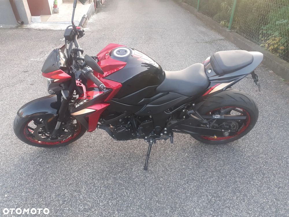 Suzuki GSX - 16
