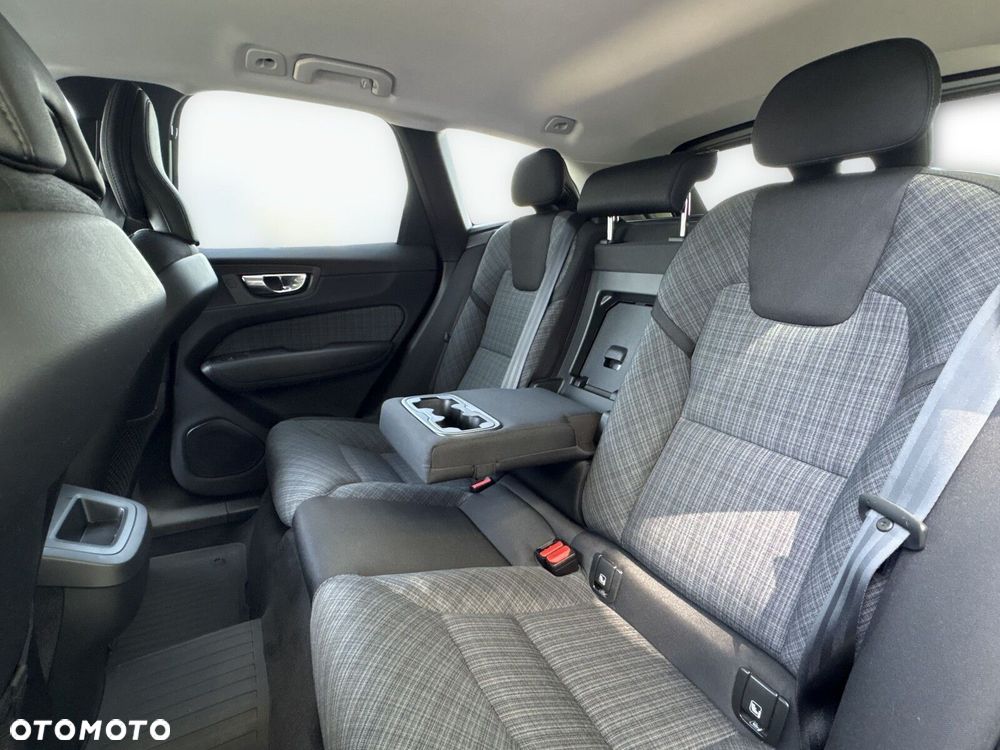 Volvo XC 60 B4 B Momentum Pro - 17