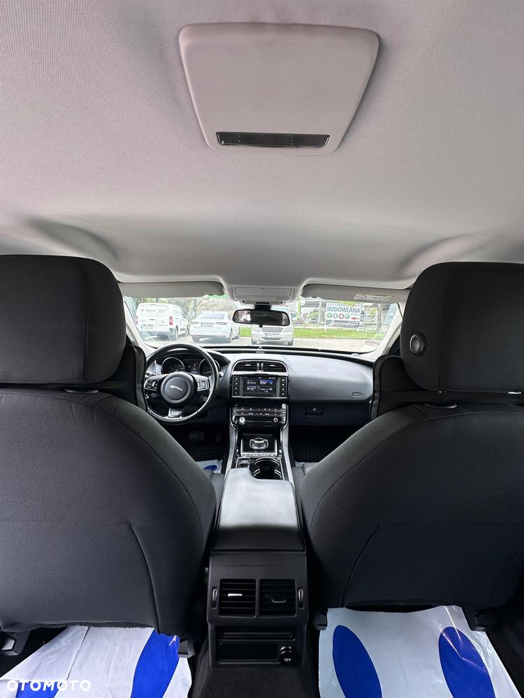 Jaguar XE - 12