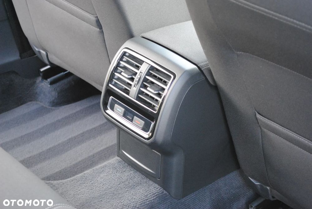 Volkswagen Passat - 25