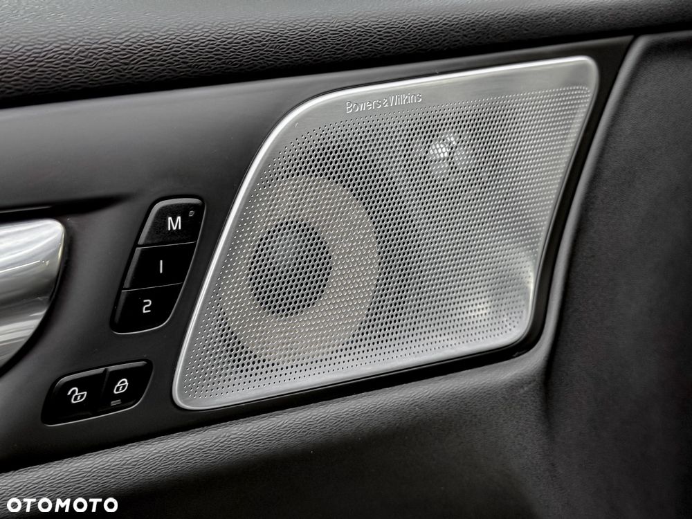 Volvo V60 T8 AWD Plug-In Hybrid R-Design - 23