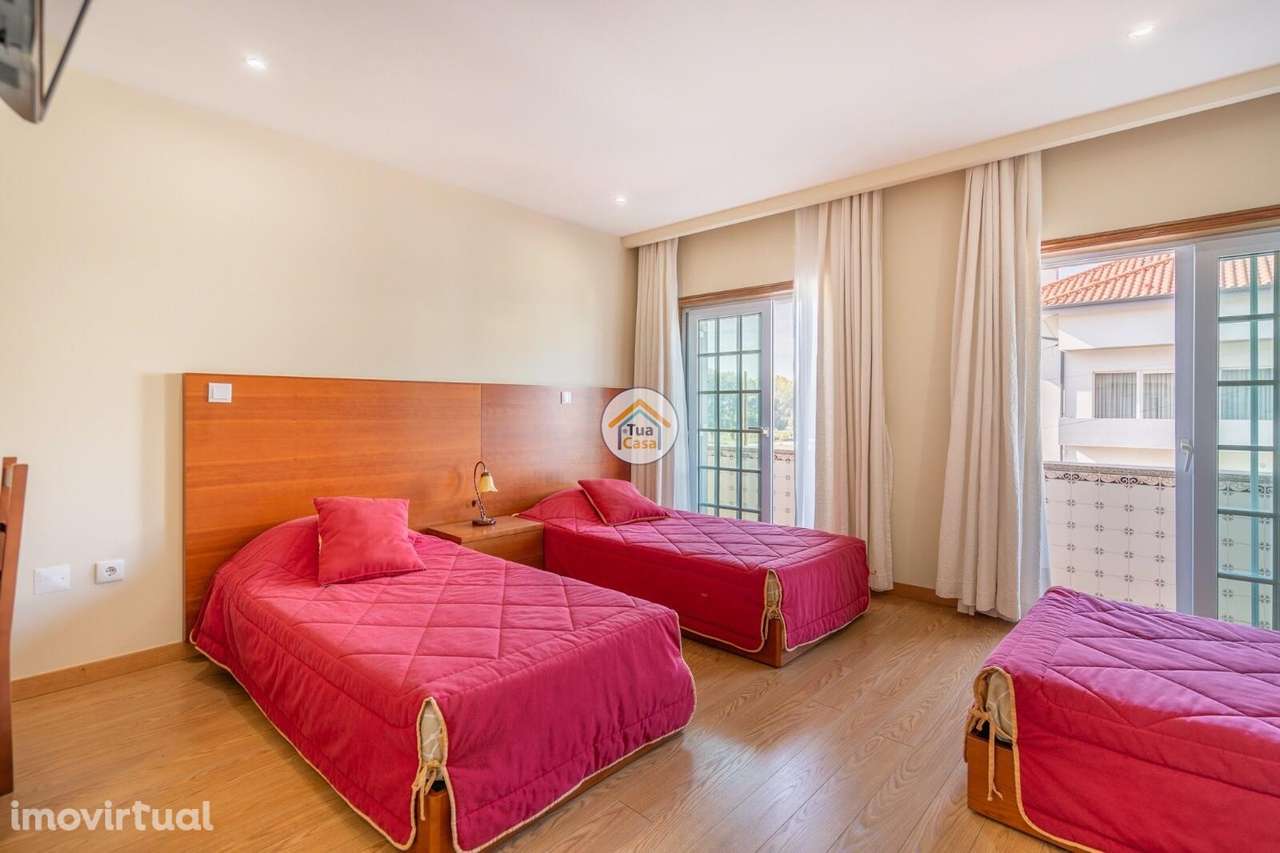 Prédio com restaurante e alojamento local - Grande imagem: 2/17