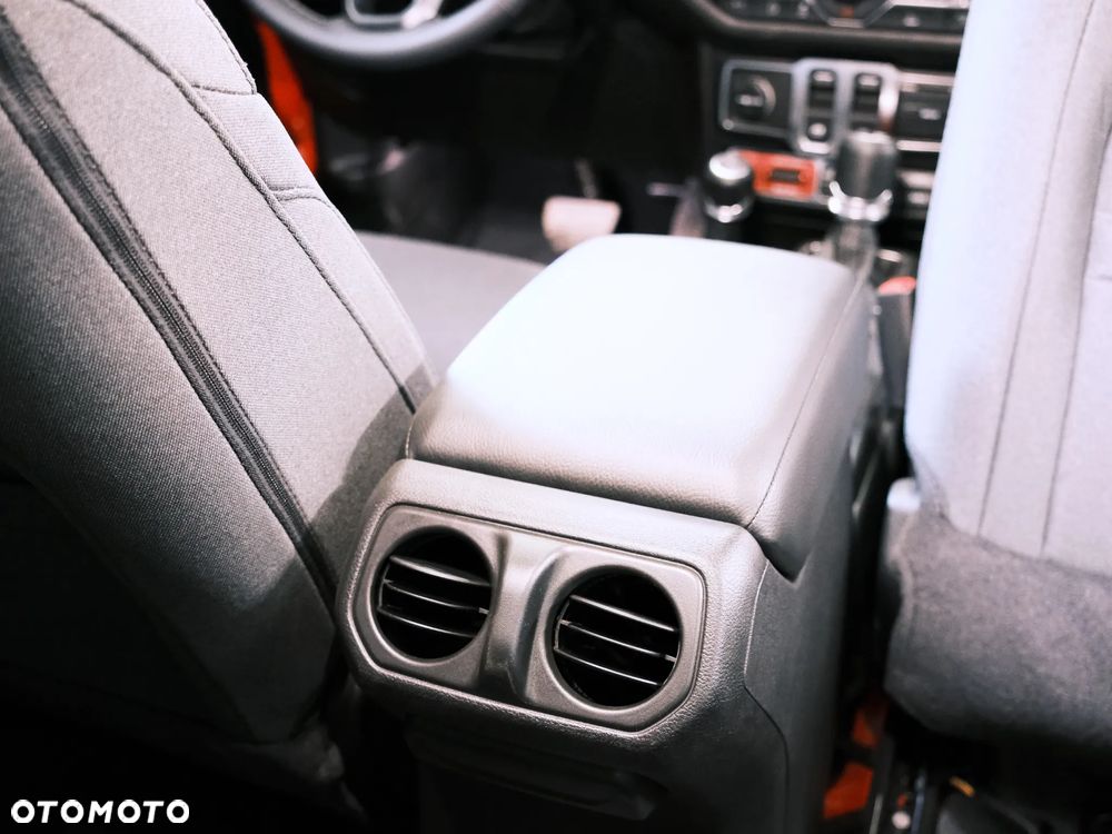 Jeep Wrangler - 32