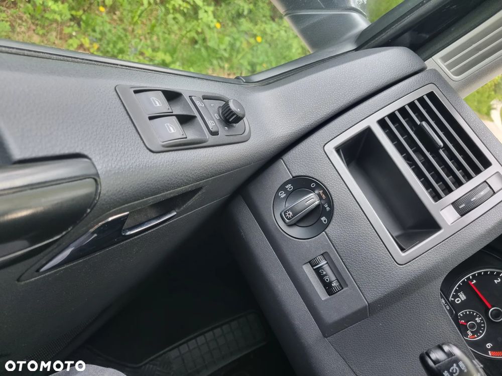 Volkswagen Caravelle - 12