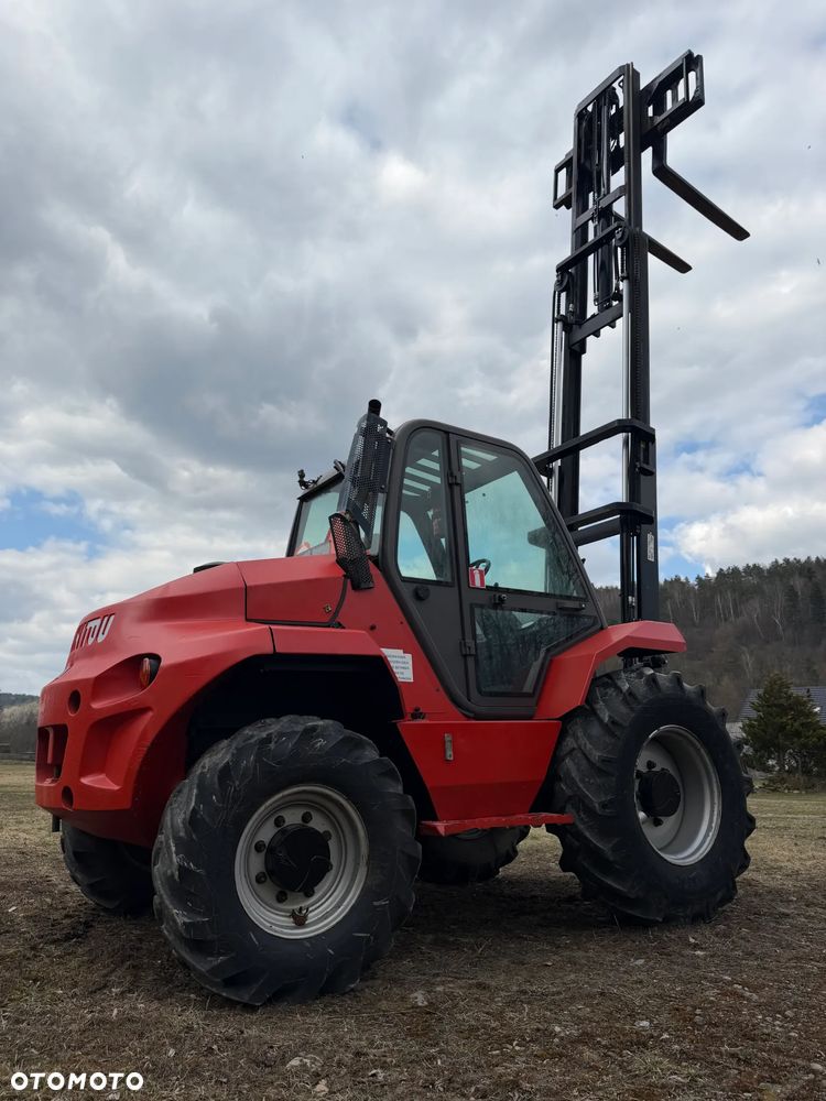 Manitou M30-4 T Wózek Widłowy 4X4 TERENOWY. 1910mtg. Maszyna Jak Nowa! Maszt Triplex WOLNY SKOK! 2016rok. z Norweskiego Gospodarstwa. Silnik PERKINS TURBO 90km. DEKRA Aktualna 2026rok! 3 tony Udzwig! Posuw wideł Hydrauliczny! Jazda REWERS+4 biegi. Ani deka luzów czy wycieków! Zadbana Maszyna! Okazja. Podzespoły jak Nowe tłoczyska suche! 5,5 wys. Podnoszenia - 32