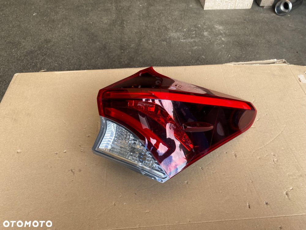 TOYOTA AURIS 2 II LIFT KOMBI LAMPA TYLNA PRAWA  EUROPA PRAWY TYŁ W BŁOTNIK  Europa W-wa - 2