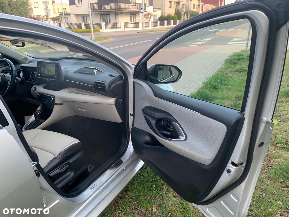 Toyota Yaris Hybrid 100 Selection Platinum - 30