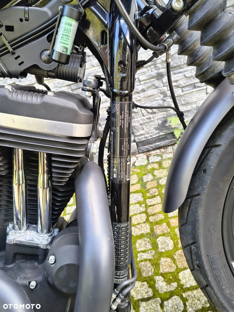 Harley-Davidson Sportster Custom 883C - 10