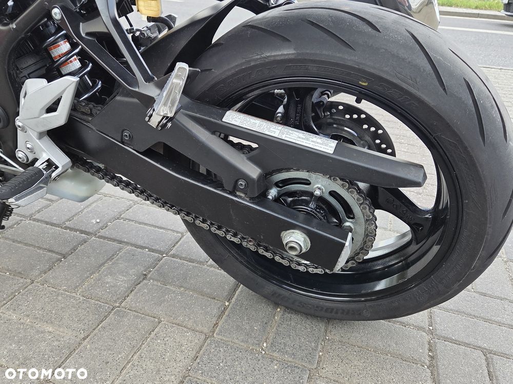Suzuki GSR - 37