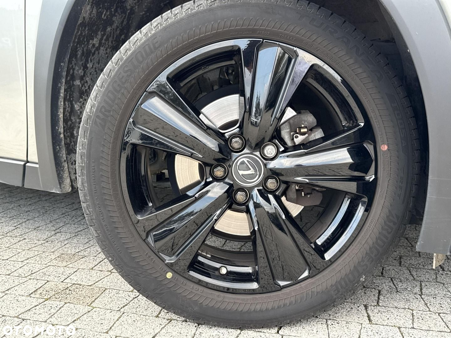 Lexus UX - 30