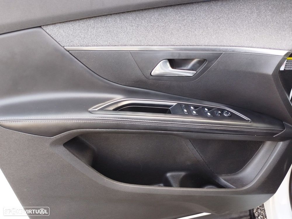 Peugeot 5008 1.2 PureTech Allure J18 - 24