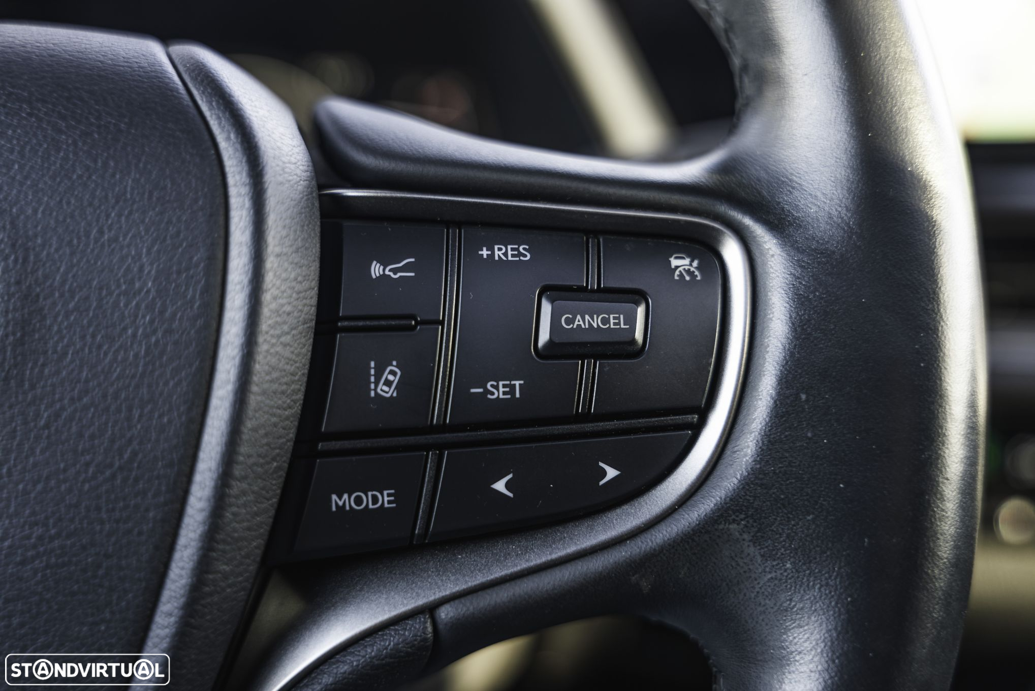 Lexus ux-250h - 30