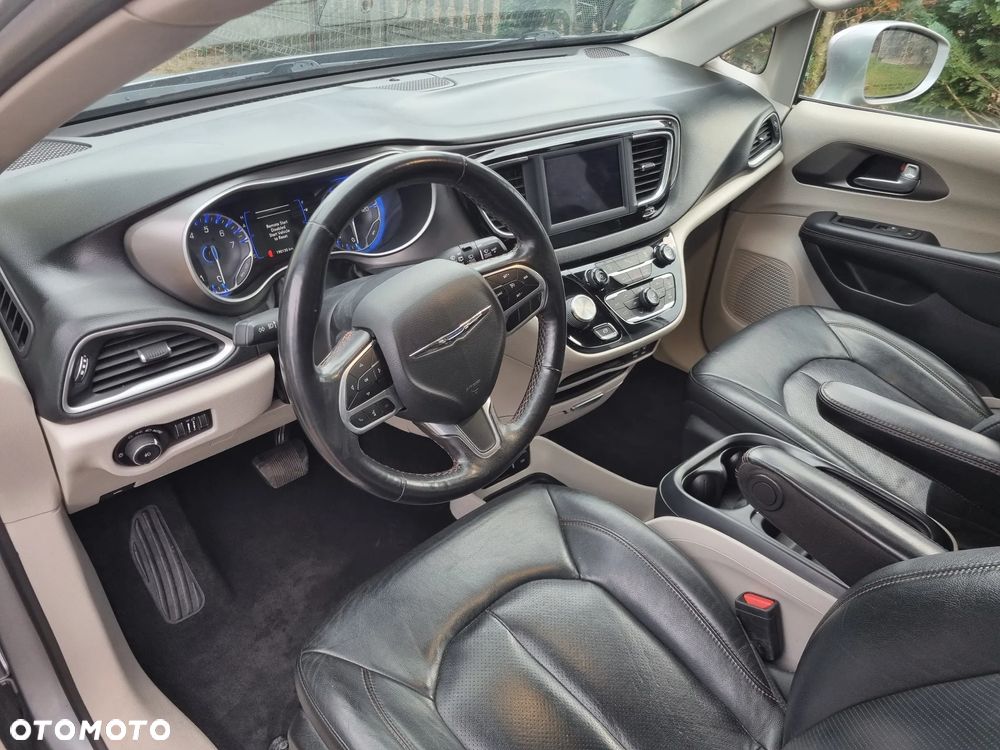 Chrysler Pacifica - 17