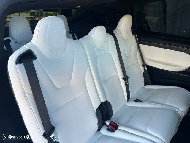 Tesla Model X - 19