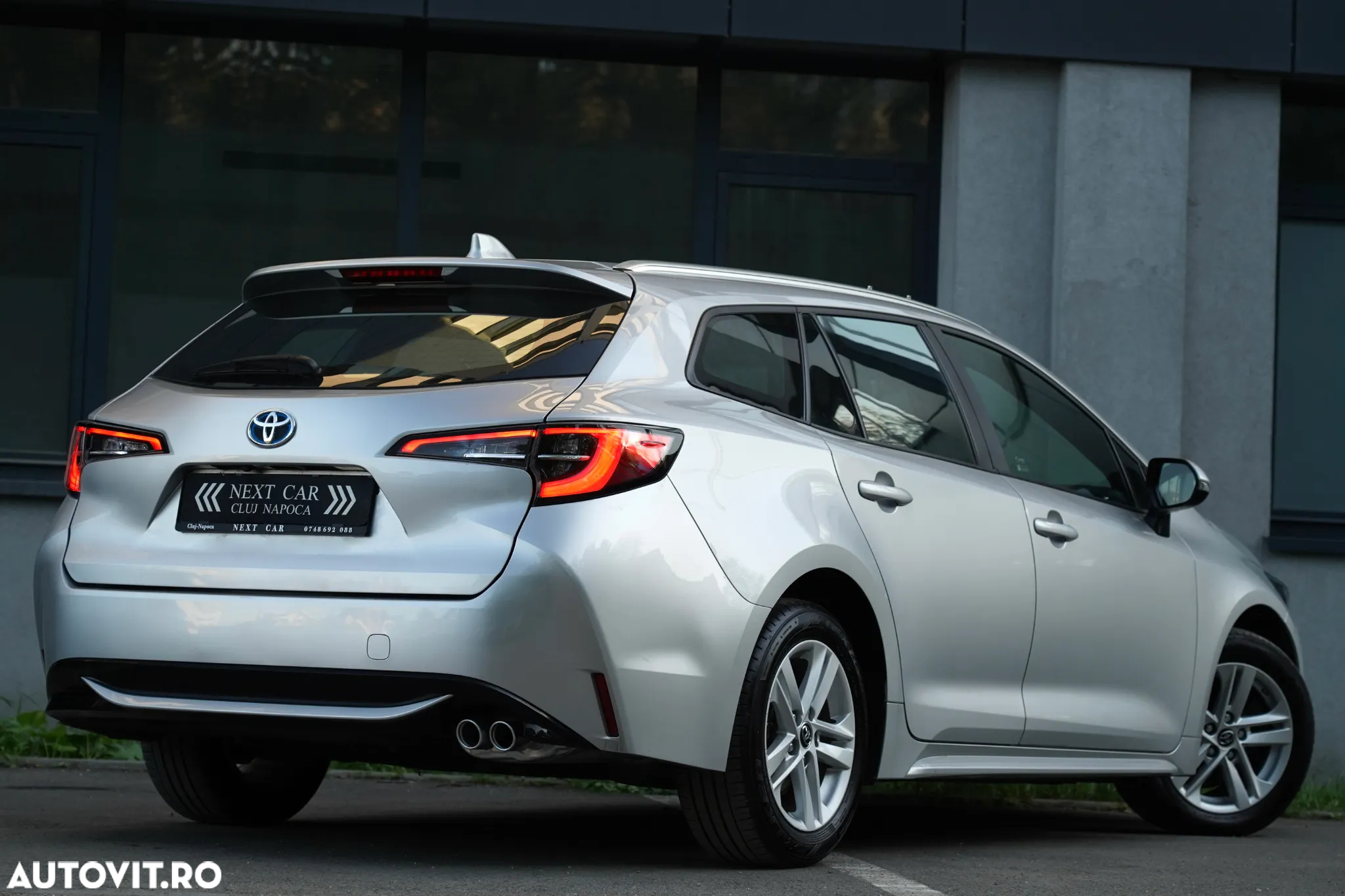 Toyota Corolla 2.0 Hybrid Lounge - 4