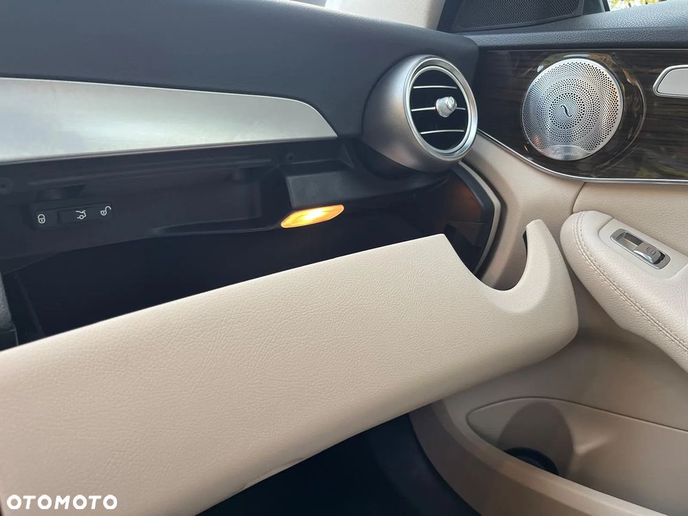 Mercedes-Benz Klasa C 300 4Matic 9G-TRONIC Exclusive - 35