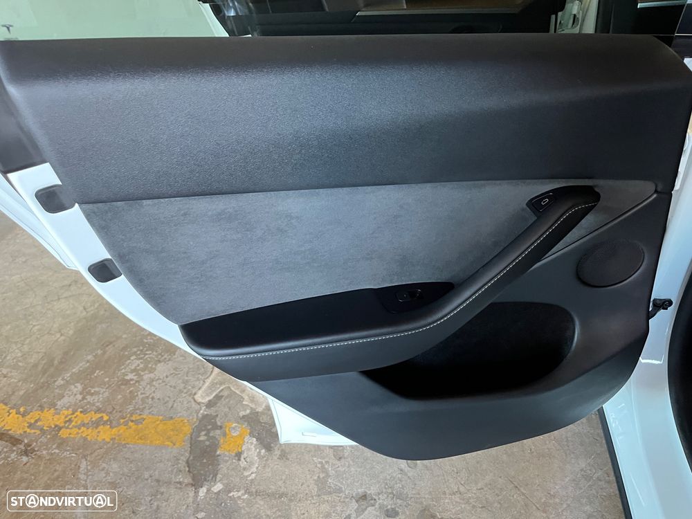 Tesla Model Y Long Range Dual Motor AWD - 17