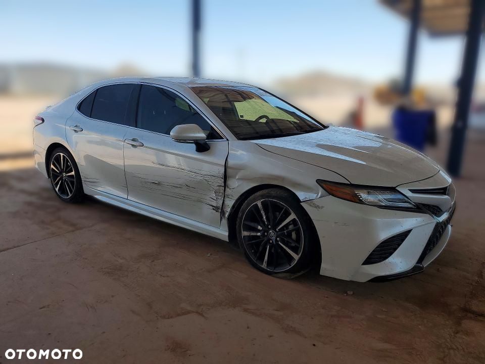 Toyota Camry - 4