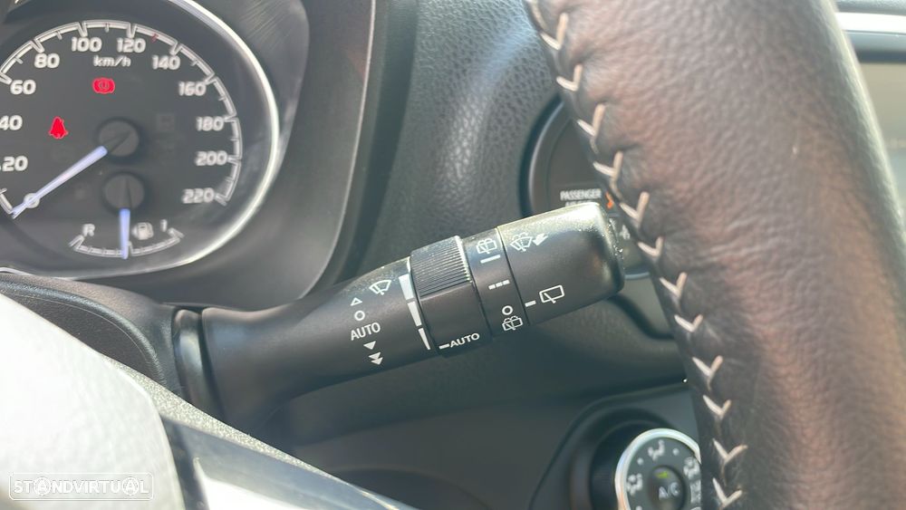 Toyota Yaris 1.0 VVT-i Comfort c/ Design-Pack - 19