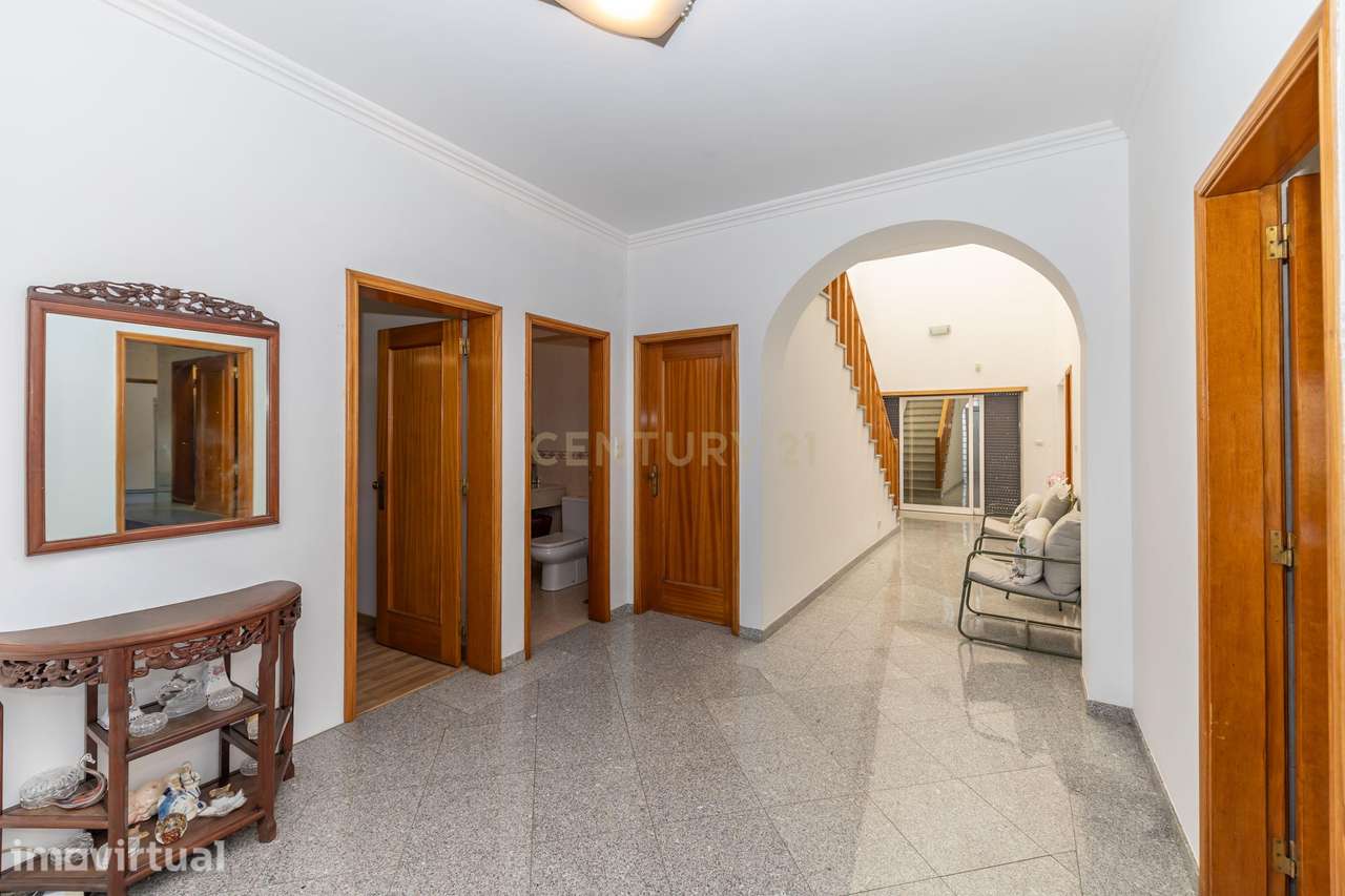 Luxuosa Moradia T4 em Belverde com espaço aconchegante - Grande imagem: 3/41