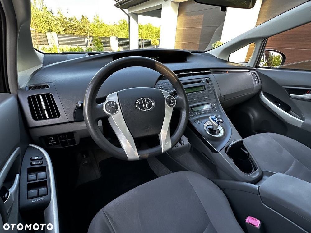 Toyota Prius (Hybrid) - 13