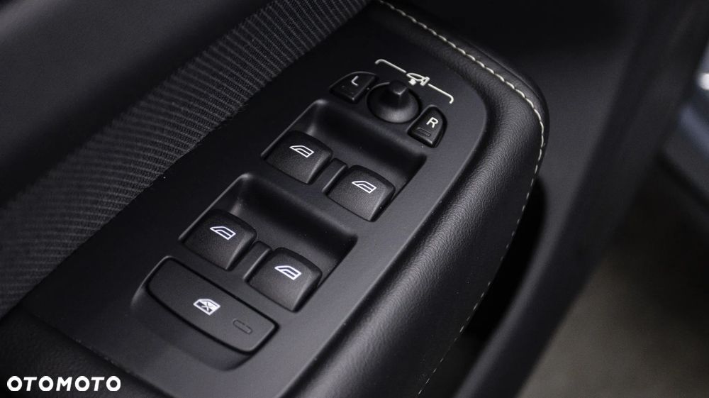 Volvo XC 60 B5 D AWD R-Design - 33