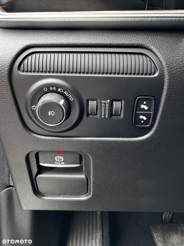 Jeep Grand Wagoneer - 25