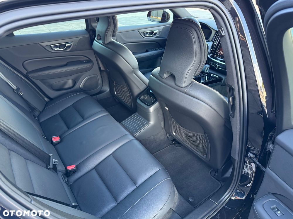 Volvo V60 T6 AWD Plug-In Hybrid Plus Dark - 19