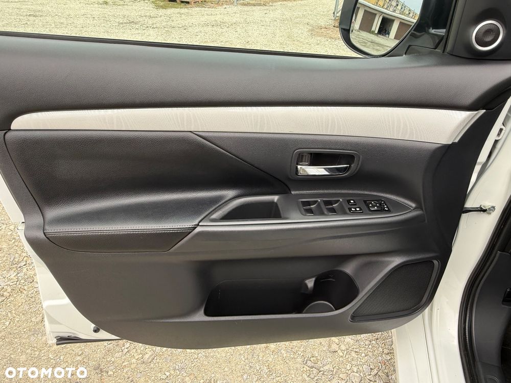 Mitsubishi Outlander 2.0 4WD Top - 17