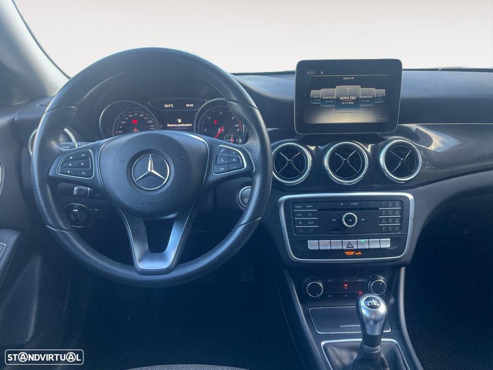 Mercedes-Benz CLA 180 d Shooting Brake AMG Line - 10