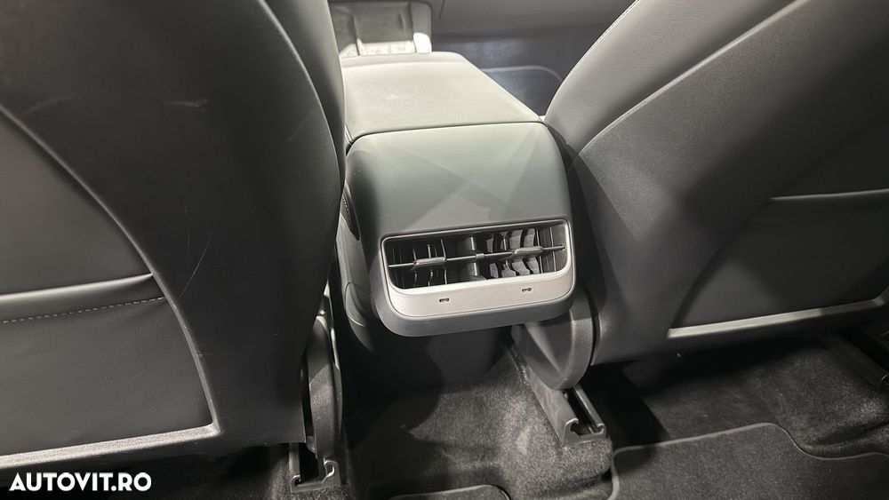 Tesla Model Y - 35