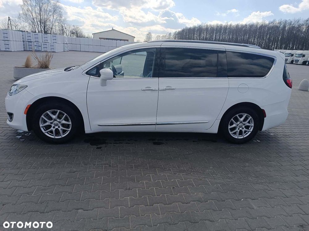 Chrysler Pacifica - 8