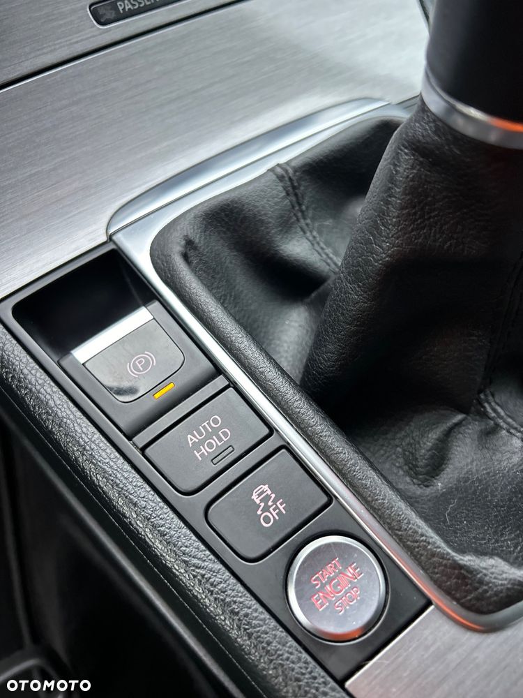 Volkswagen Passat 1.6 TDI DPF BlueMot Highline - 35