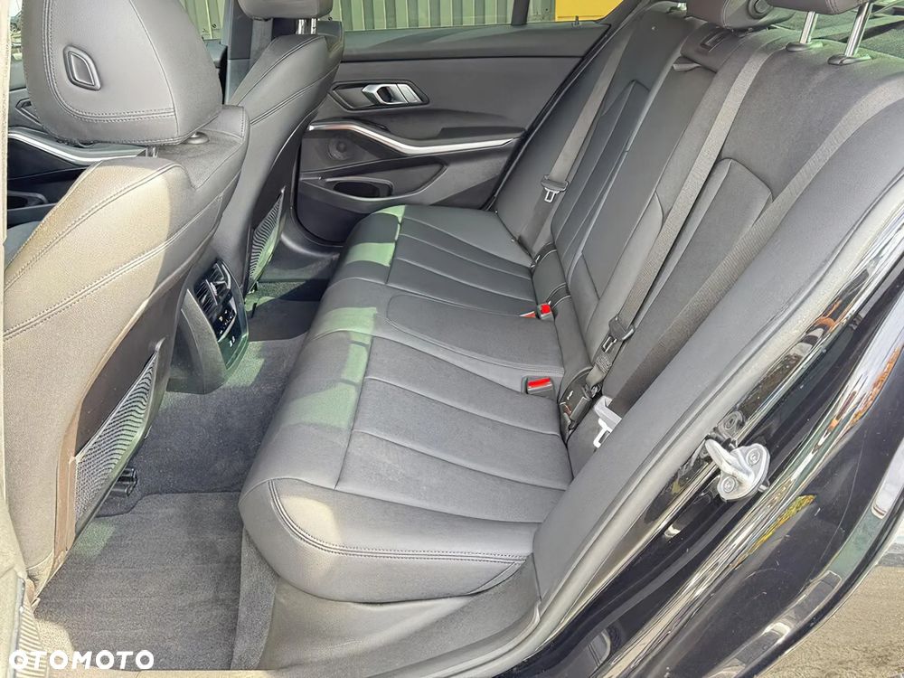 BMW Seria 3 330i M Sport - 15